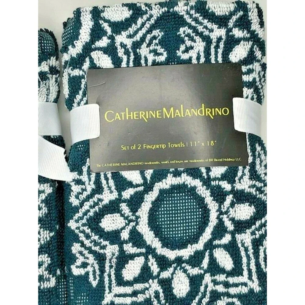 Medallion Dark Green Bathroom Fingertip Towels Holiday Christmas Set of 2